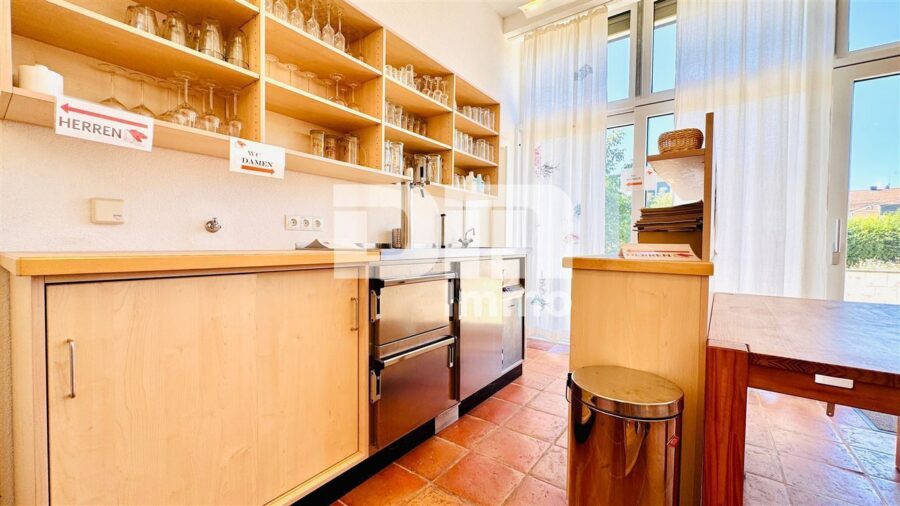 Neuw. Wohn / Gewerbeimmobilie mit vielen Nutzungsmöglichkeiten - Aktuell Gastro und Ferienwohnungen - EG Hauptraum / Gastraum groß / Zugang Terrasse 1